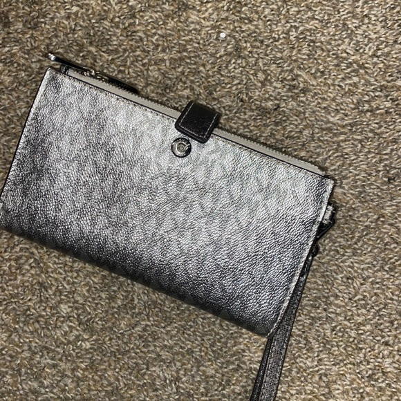 silver michael kors wallet - Picture 6 of 8